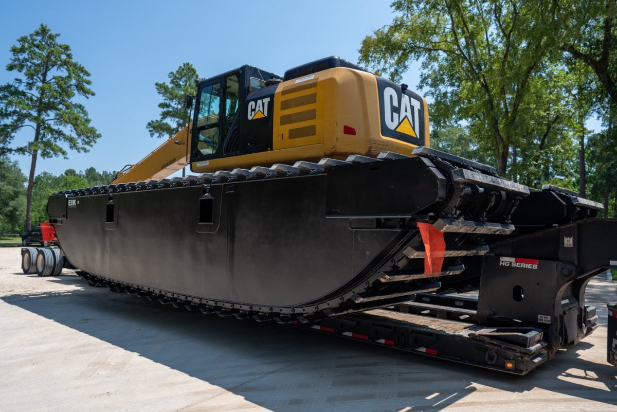 2016 Caterpillar Excavator with 7927 Operating Hours - Ideal for Various Water and Terrain Projects