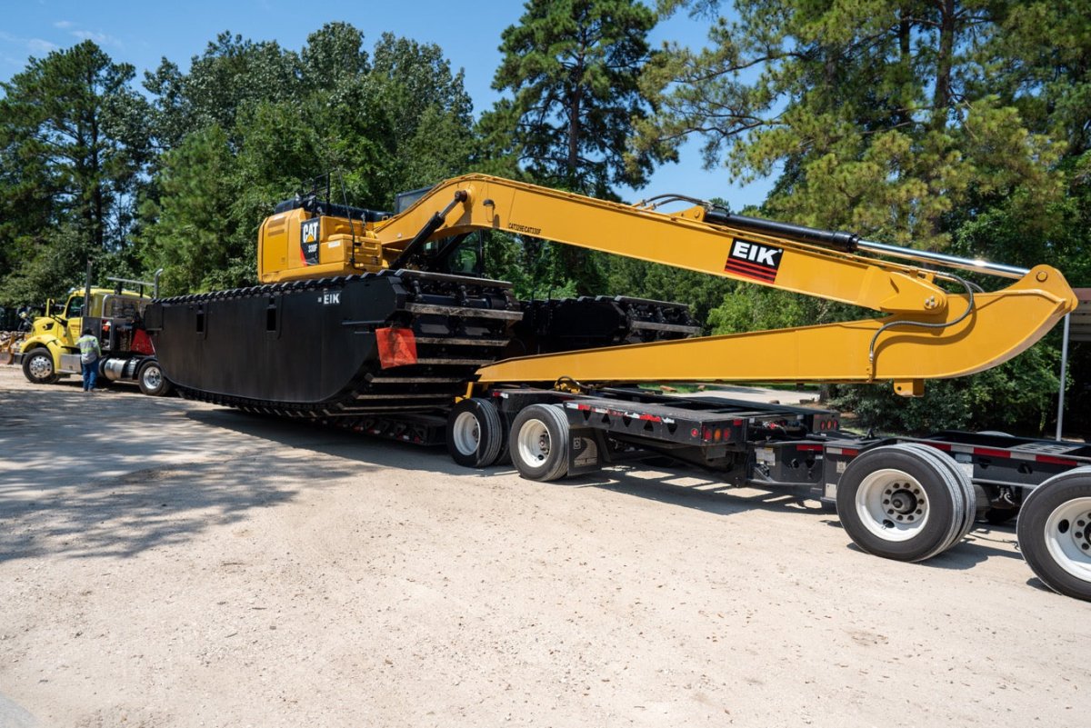 2016 Caterpillar Excavator with 7927 Operating Hours - Ideal for Various Water and Terrain Projects