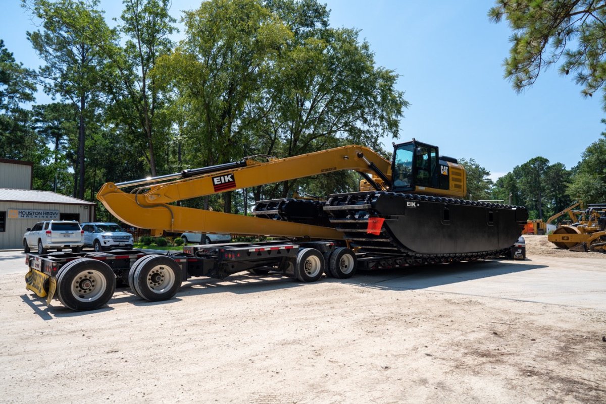2016 Caterpillar Excavator with 7927 Operating Hours - Ideal for Various Water and Terrain Projects
