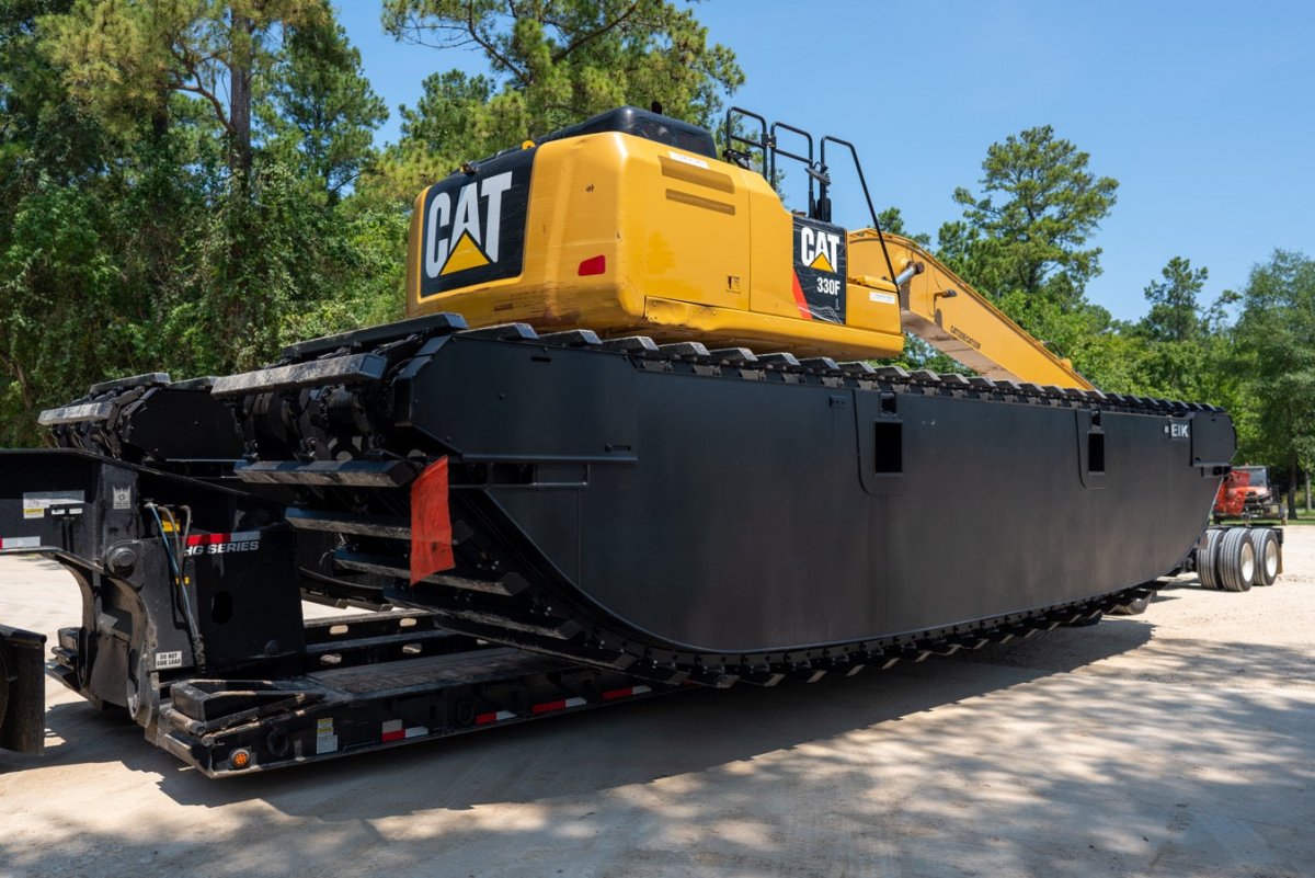 2016 Caterpillar Excavator with 7927 Operating Hours - Ideal for Various Water and Terrain Projects