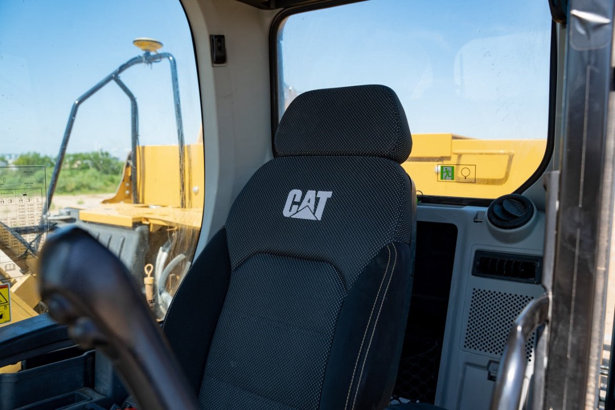 2019 Caterpillar Excavator with 4500 Operating Hours - Ideal for Heavy - Duty Construction and Waterway Work