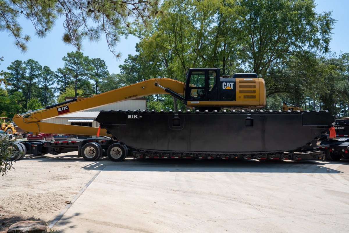 2016 Caterpillar Excavator with 7927 Operating Hours - Ideal for Various Water and Terrain Projects