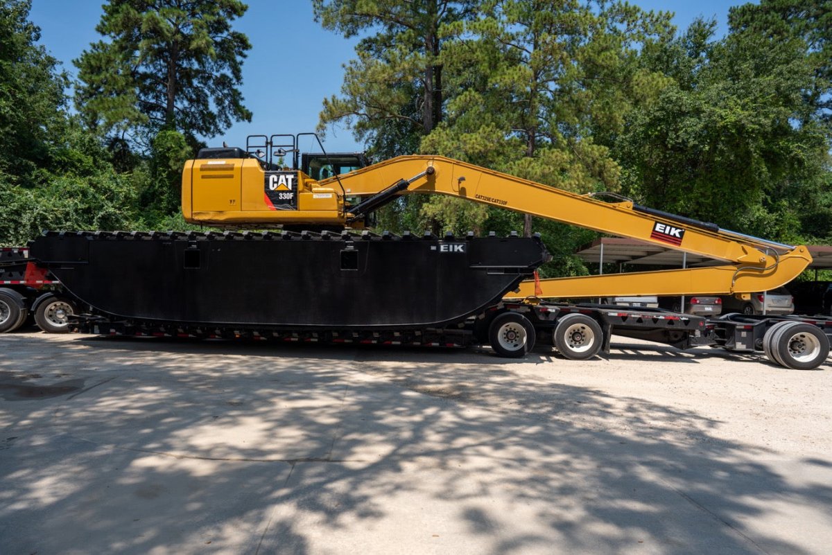 2016 Caterpillar Excavator with 7927 Operating Hours - Ideal for Various Water and Terrain Projects