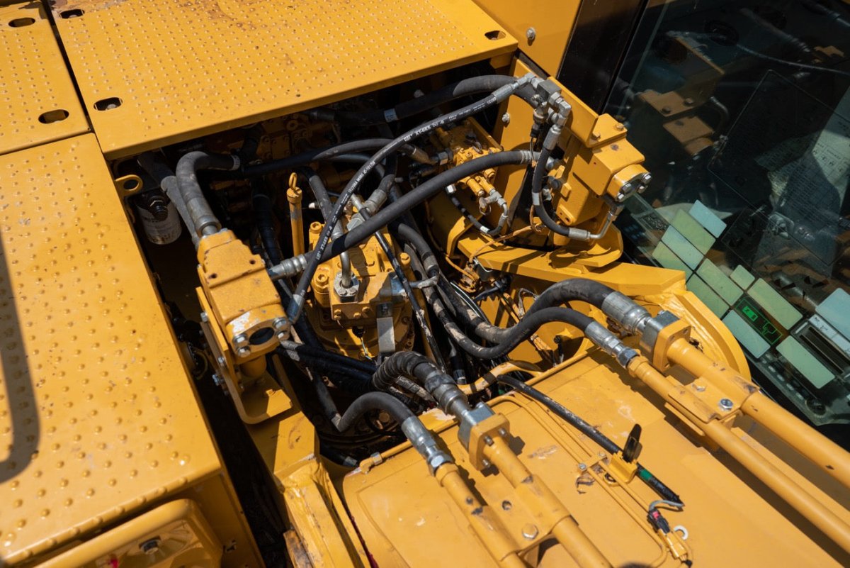 2016 Caterpillar Excavator with 7927 Operating Hours - Ideal for Various Water and Terrain Projects