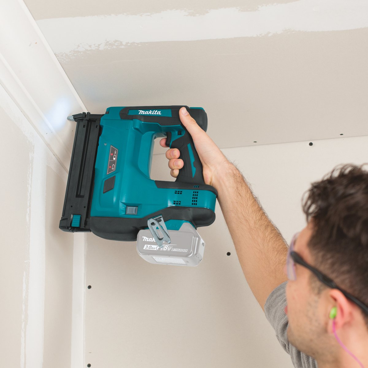 Makita 18V LXT® Lithium-Ion Cordless 18 Gauge 2-Inch Brad Nailer for Narrow Trim and Molding Installation