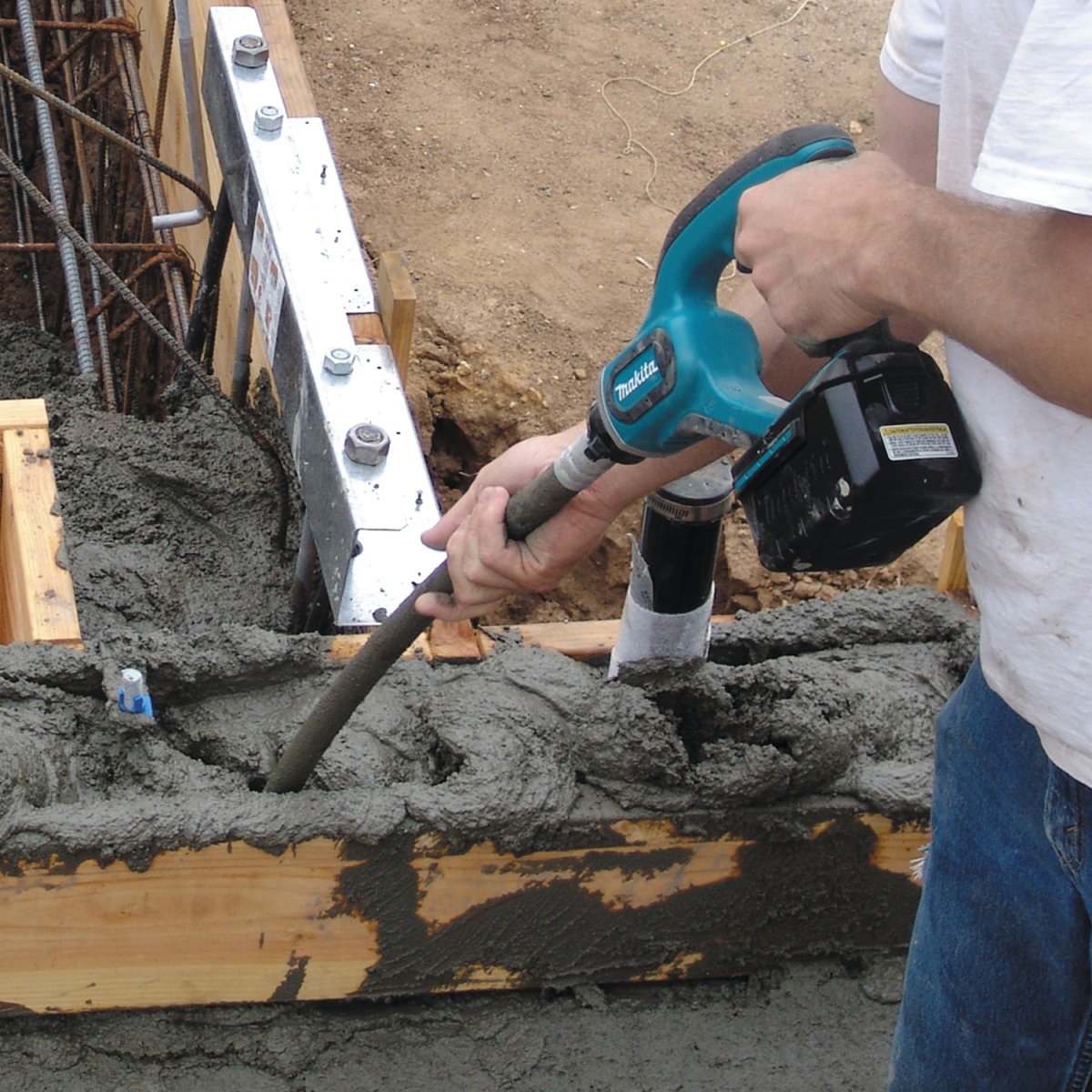 18V LXT® Cordless 4-Foot Lithium-Ion Concrete Vibrator for High-Performance Work