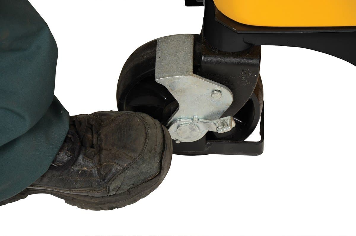 Versatile Hand Pump and Electric Powered Lift Stacker