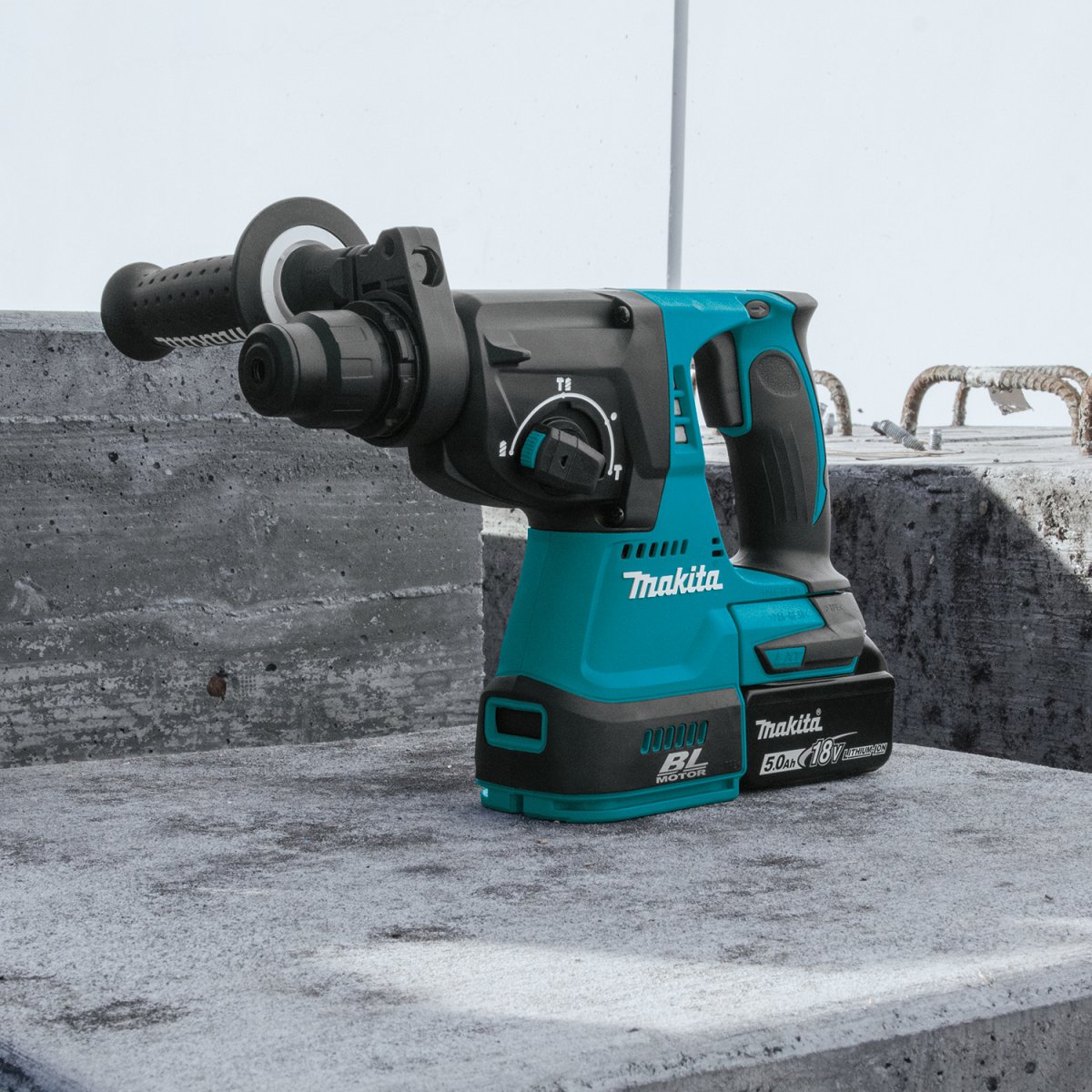 18V LXT® Lithium-Ion Brushless Cordless 1-inch Rotary Hammer Drill with 5.0Ah Battery for Concrete Drilling