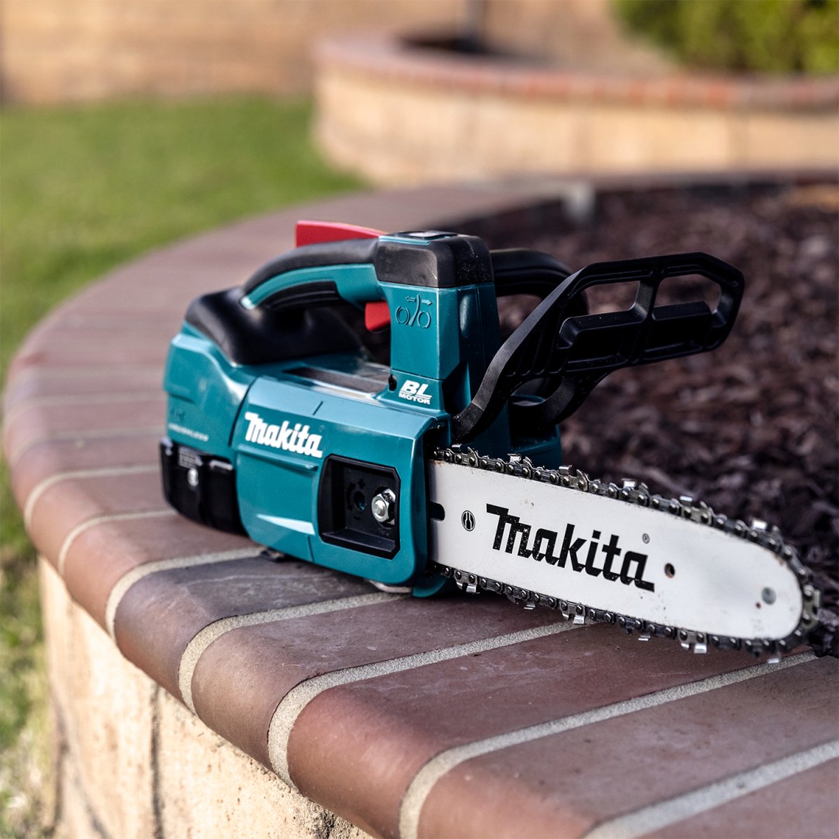 18V LXT® Lithium-Ion Brushless Cordless 10-Inch Top Handle Chain Saw for Professional Tree Care and Outdoor Cutting