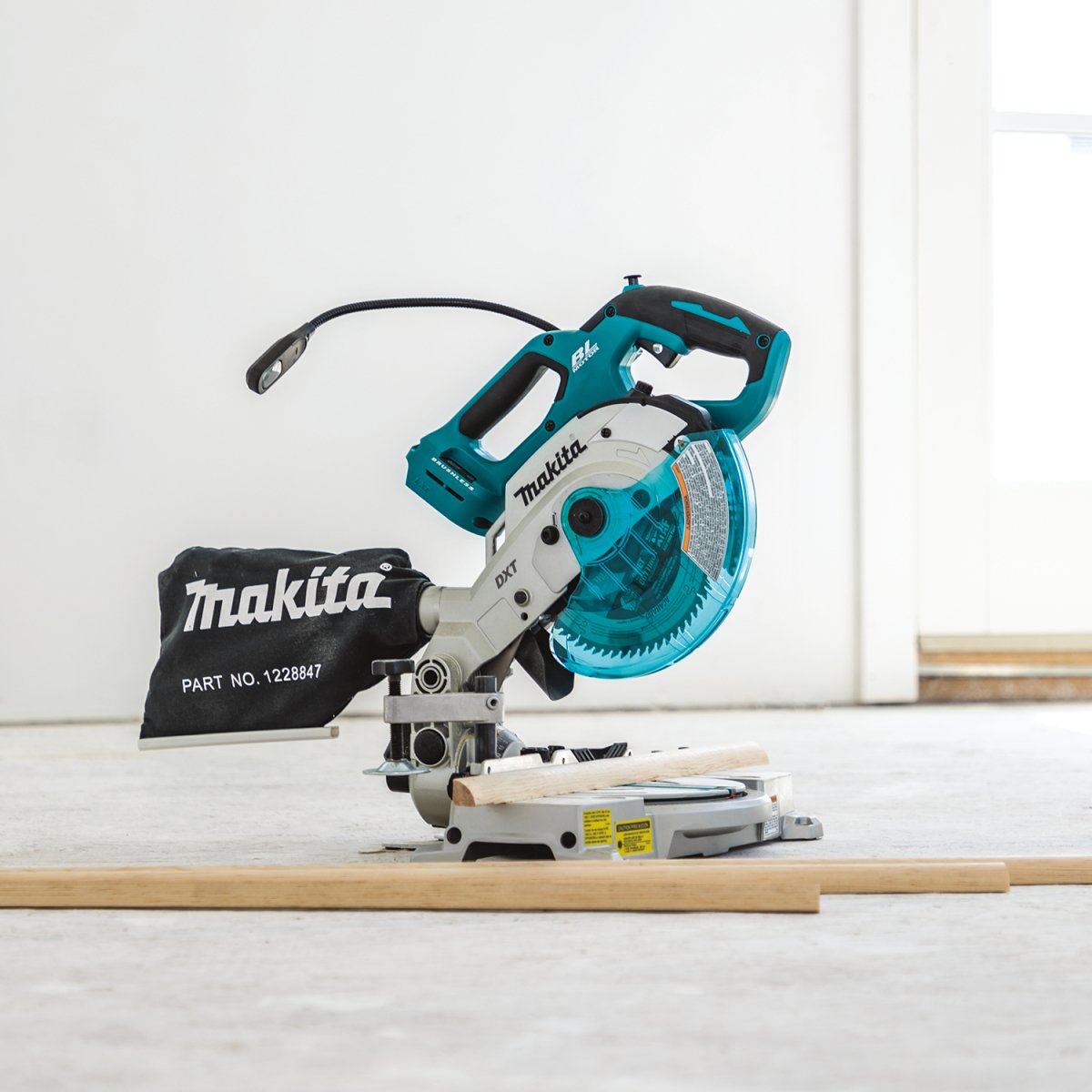 Makita 18V LXT® Lithium-Ion Brushless Cordless Compact 6-1/2 Inch Dual-Bevel Compound Miter Saw with Laser for Precise Cutting
