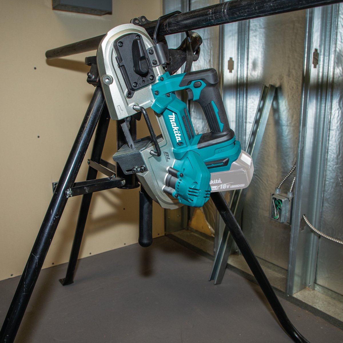 Makita 18V LXT® Compact Brushless Cordless Band Saw for Efficient Metal Cutting