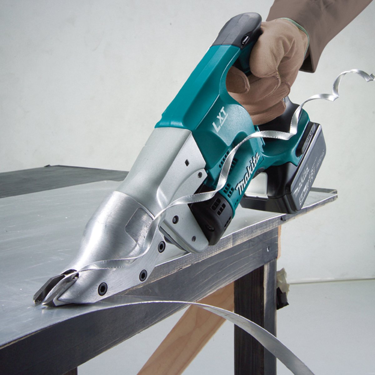 18V LXT® Lithium-Ion Cordless 18 Gauge Straight Shearing Tool for Metal Cutting