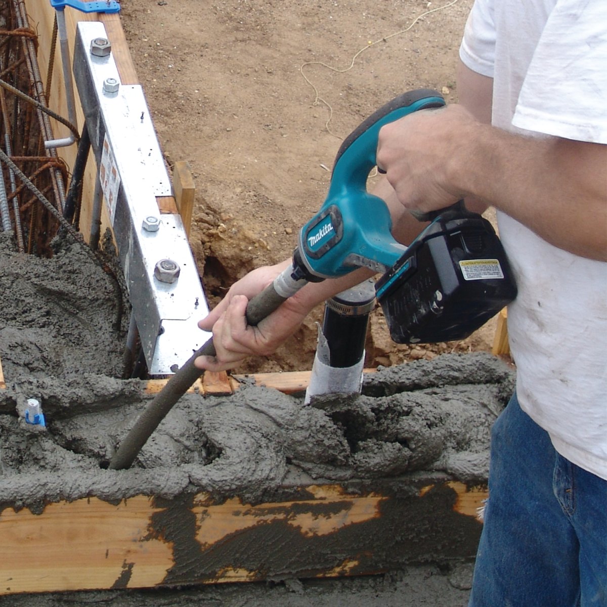 18V LXT® Cordless 4-Foot Lithium-Ion Concrete Vibrator for High-Performance Work