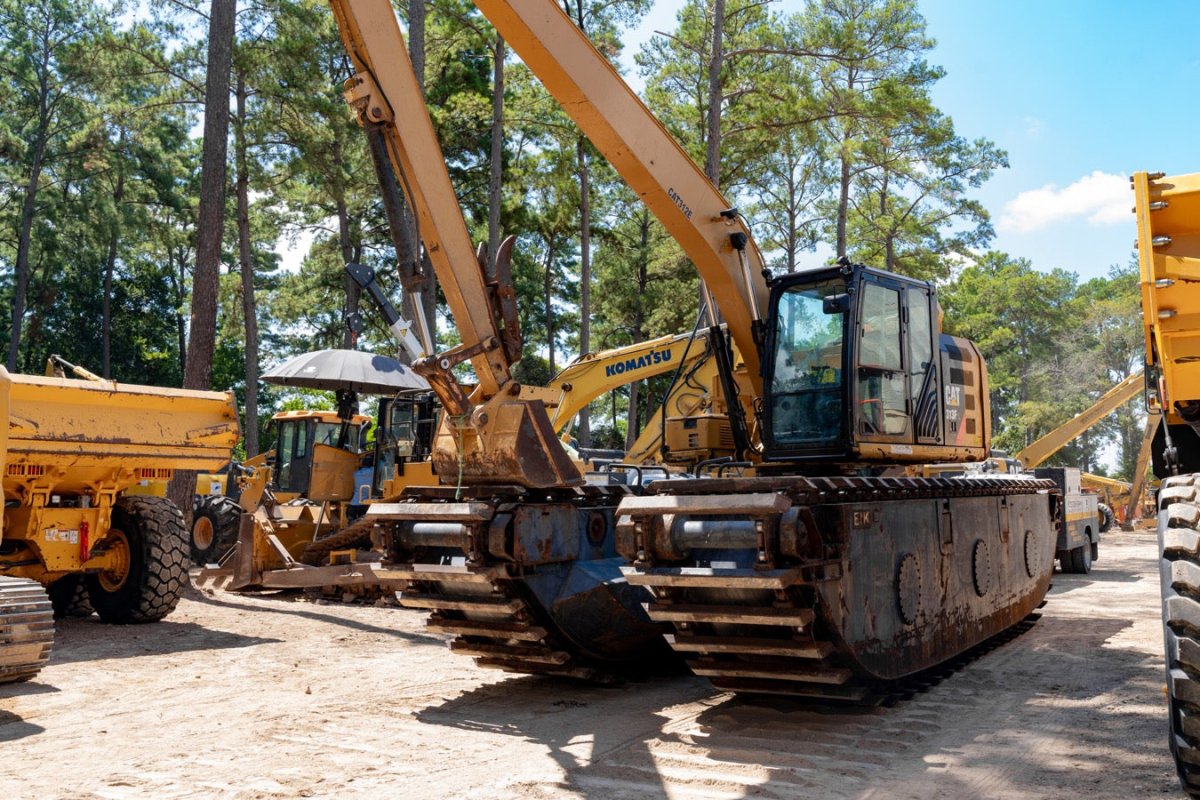 2016 Caterpillar Amphibious Excavator with Long Reach, 4,234 Hours