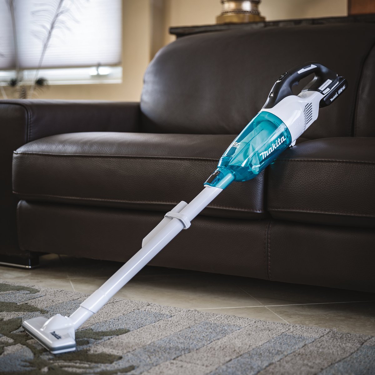 18V LXT® Compact Brushless Cordless Vacuum Kit with Trigger Lock & 2.0Ah Battery