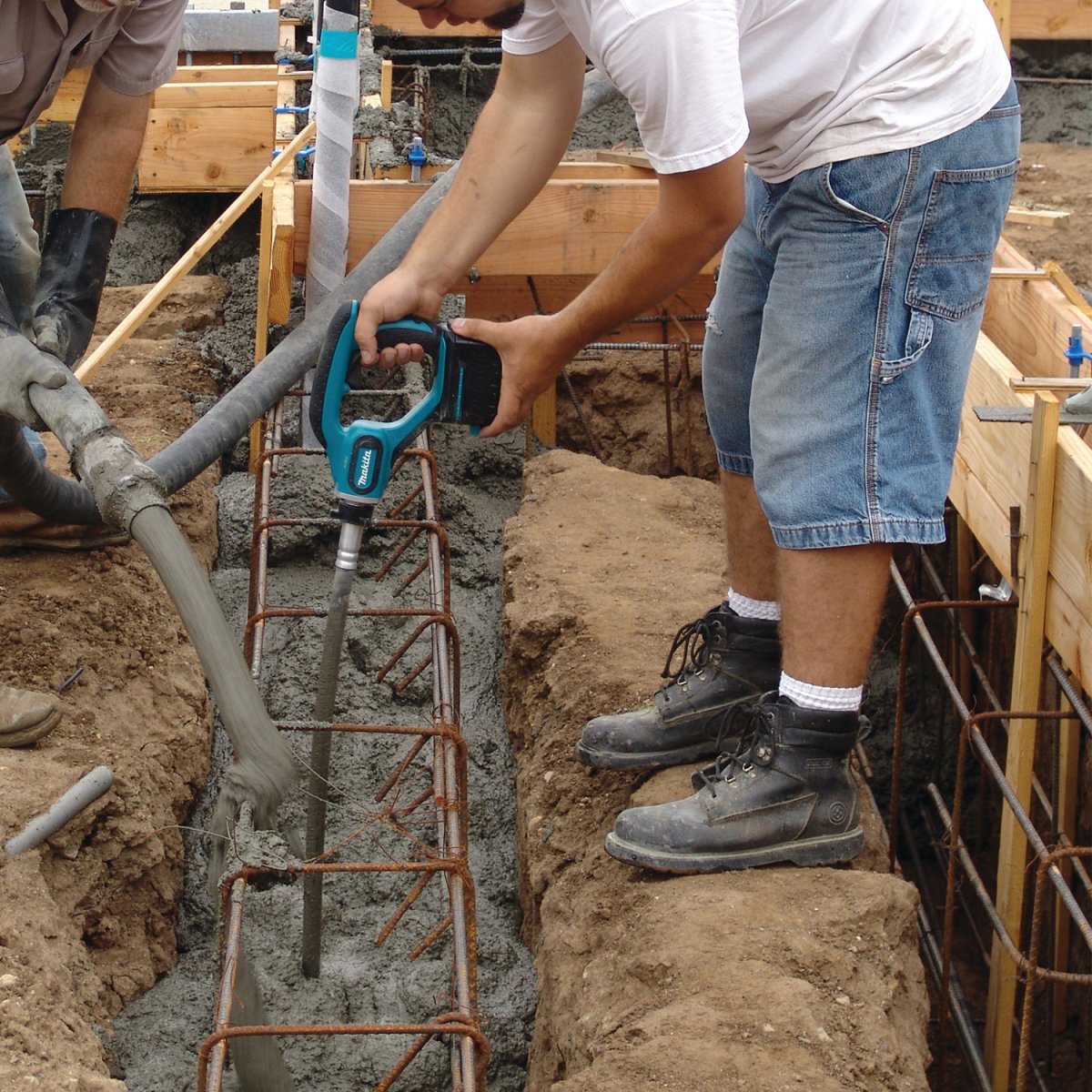 18V LXT® Cordless 4-Foot Lithium-Ion Concrete Vibrator for High-Performance Work