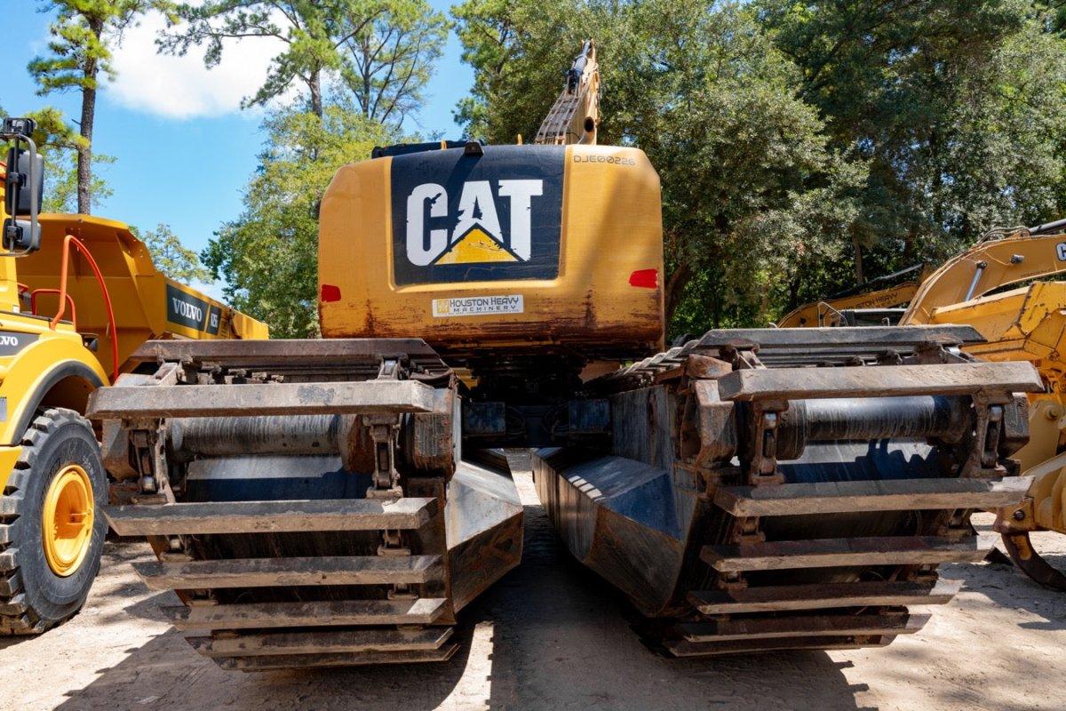 2016 Caterpillar Amphibious Excavator with Long Reach, 4,234 Hours
