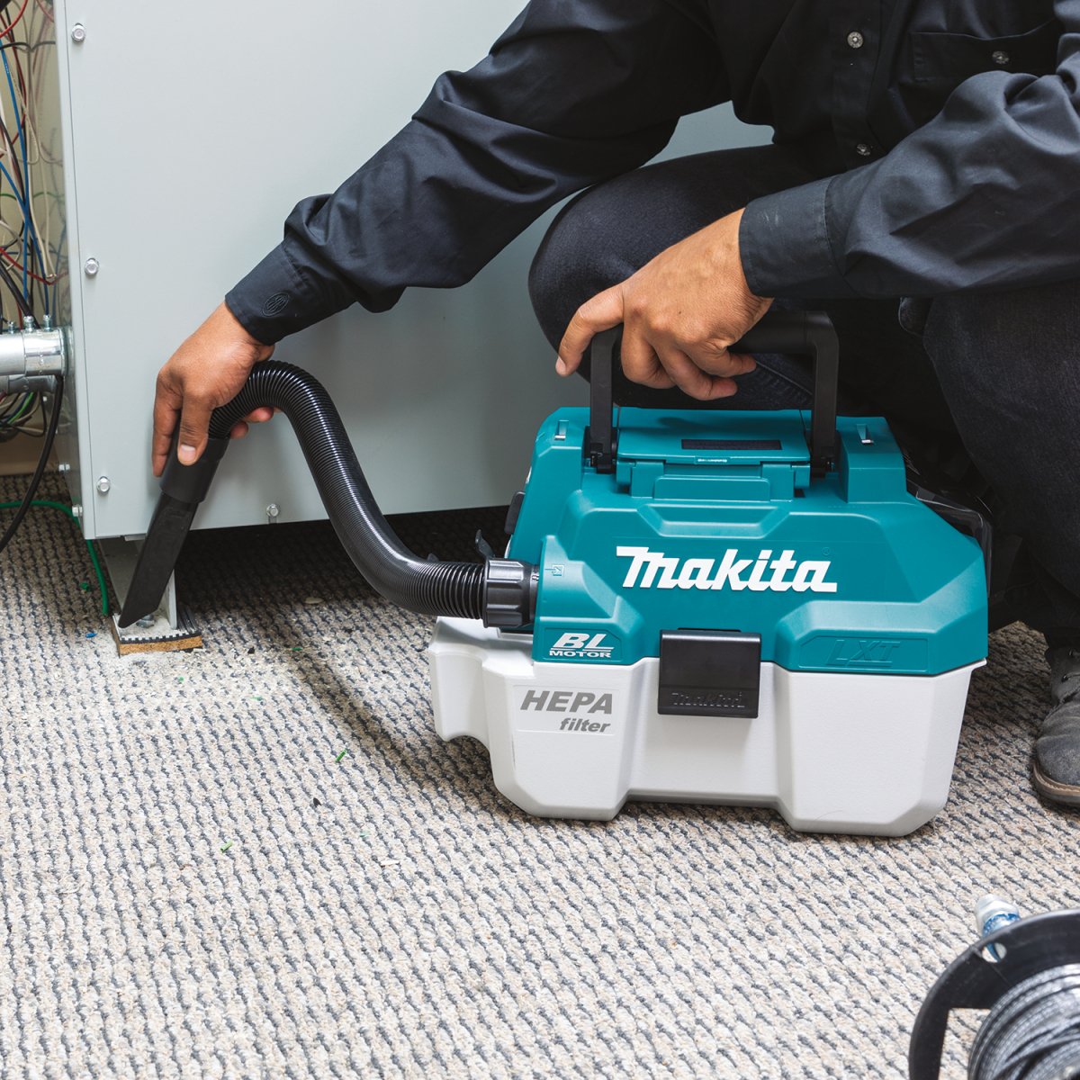 18V LXT® Brushless Cordless 2 Gallon HEPA Wet/Dry Portable Dust Extractor with 5.0Ah Battery Compatibility