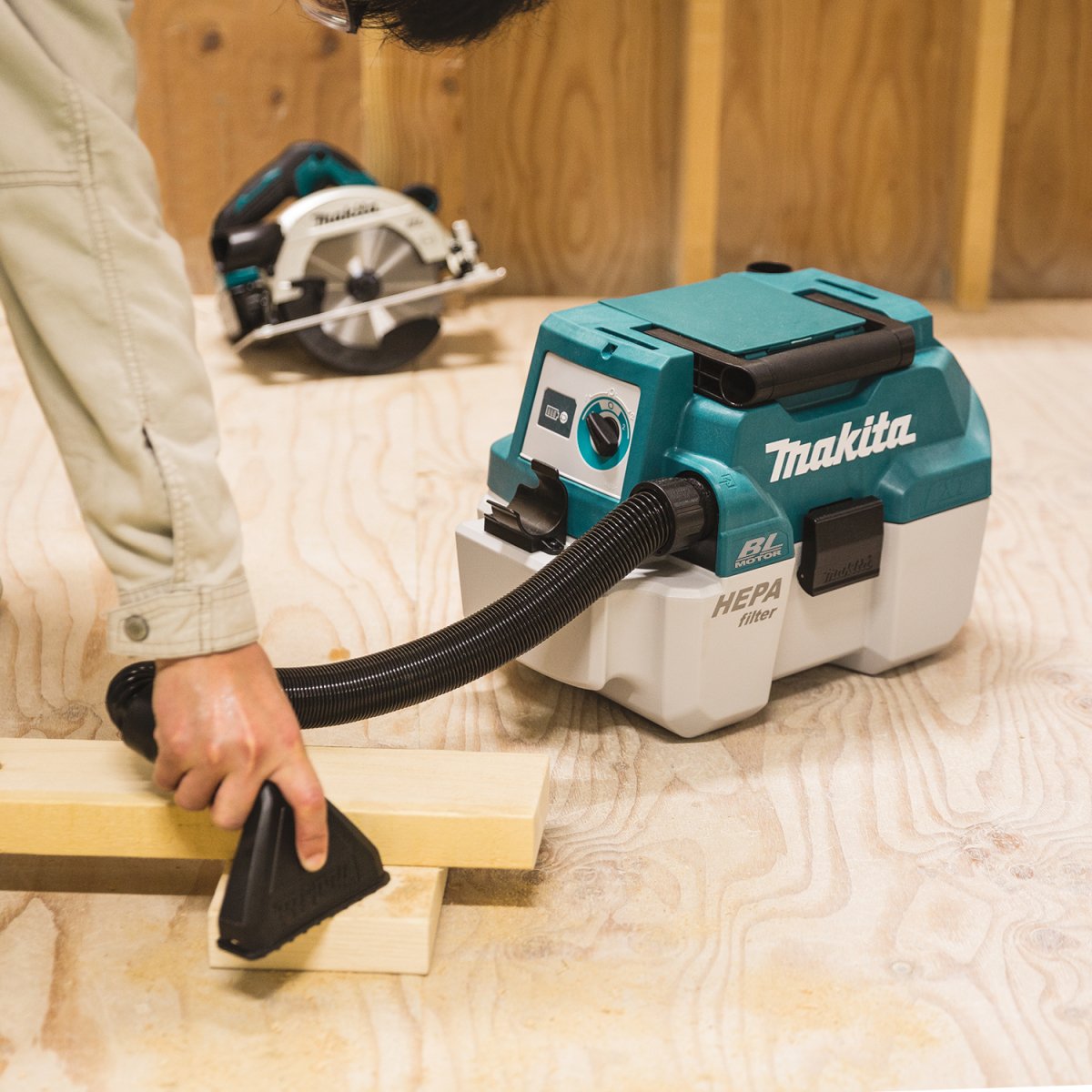 18V LXT® Brushless Cordless 2 Gallon HEPA Wet/Dry Portable Dust Extractor with 5.0Ah Battery Compatibility